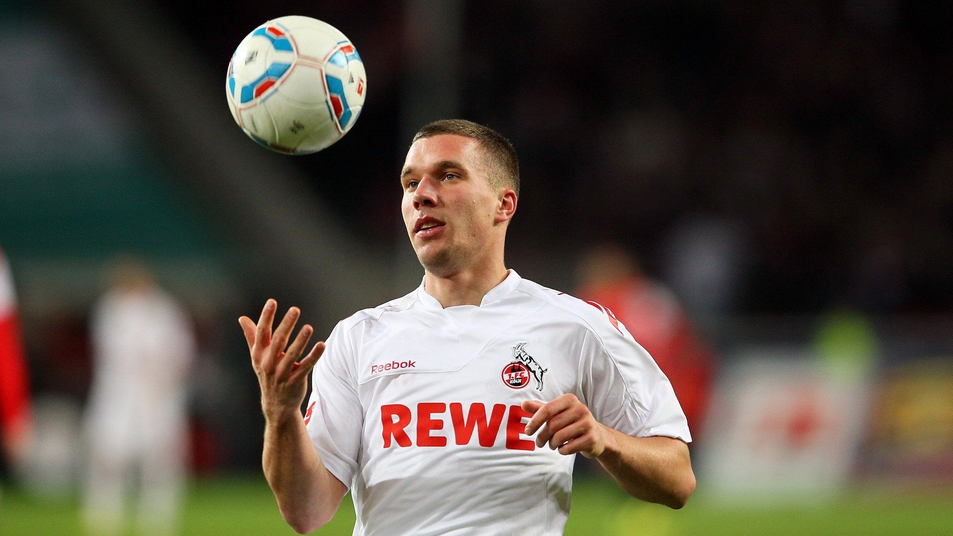 九游体育官网-足球赛场焦点！法国队对阵意大利队，冠军之争悬念重重，胜负难料